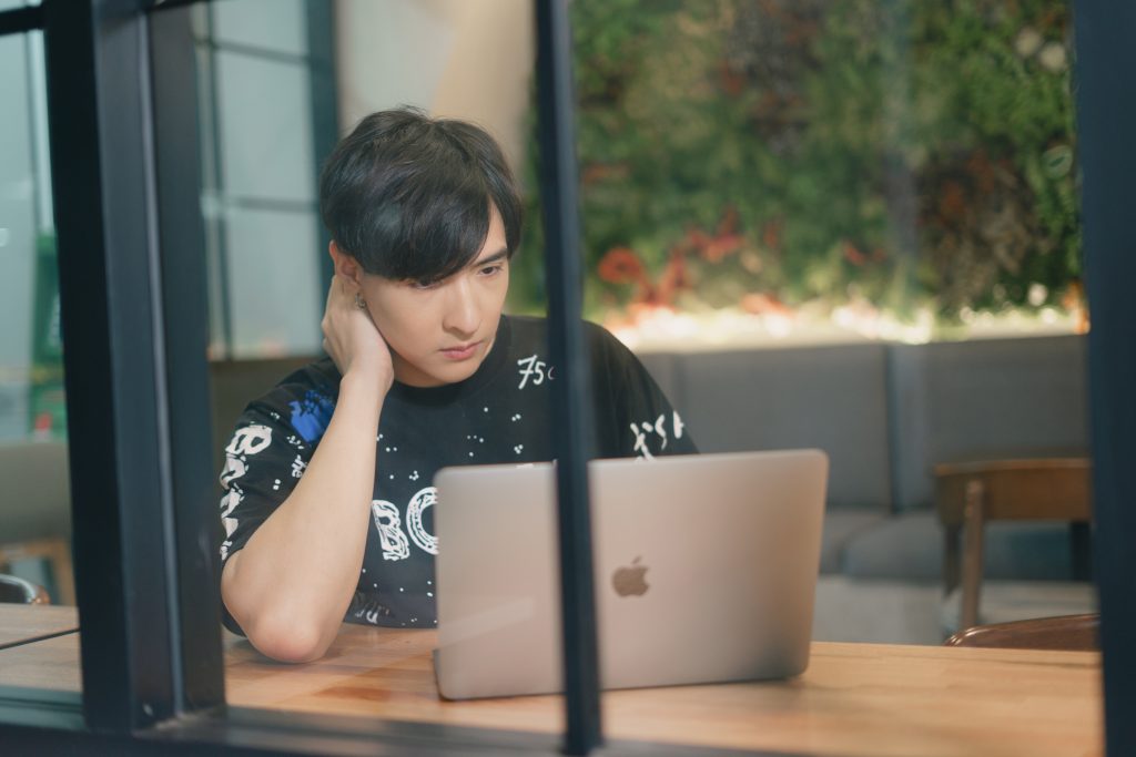 "ตั้งโอ๋" หนุ่มสุดชิลล์แห่งสาขาการออกแบบสื่อสารออนไลน์
