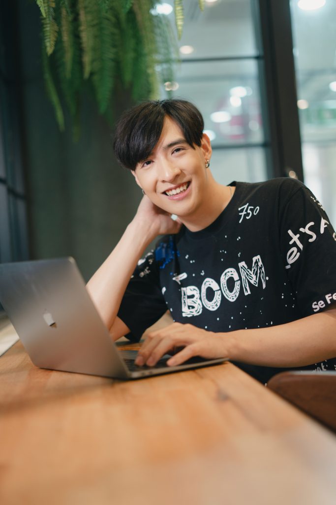"ตั้งโอ๋" หนุ่มสุดชิลล์แห่งสาขาการออกแบบสื่อสารออนไลน์